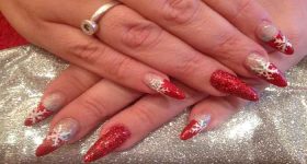Glitter to the tips of the nails for a Christmas manicure